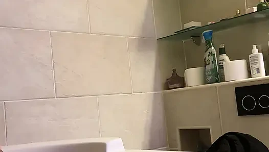 Тёплая вода делает мои соски твёрдыми