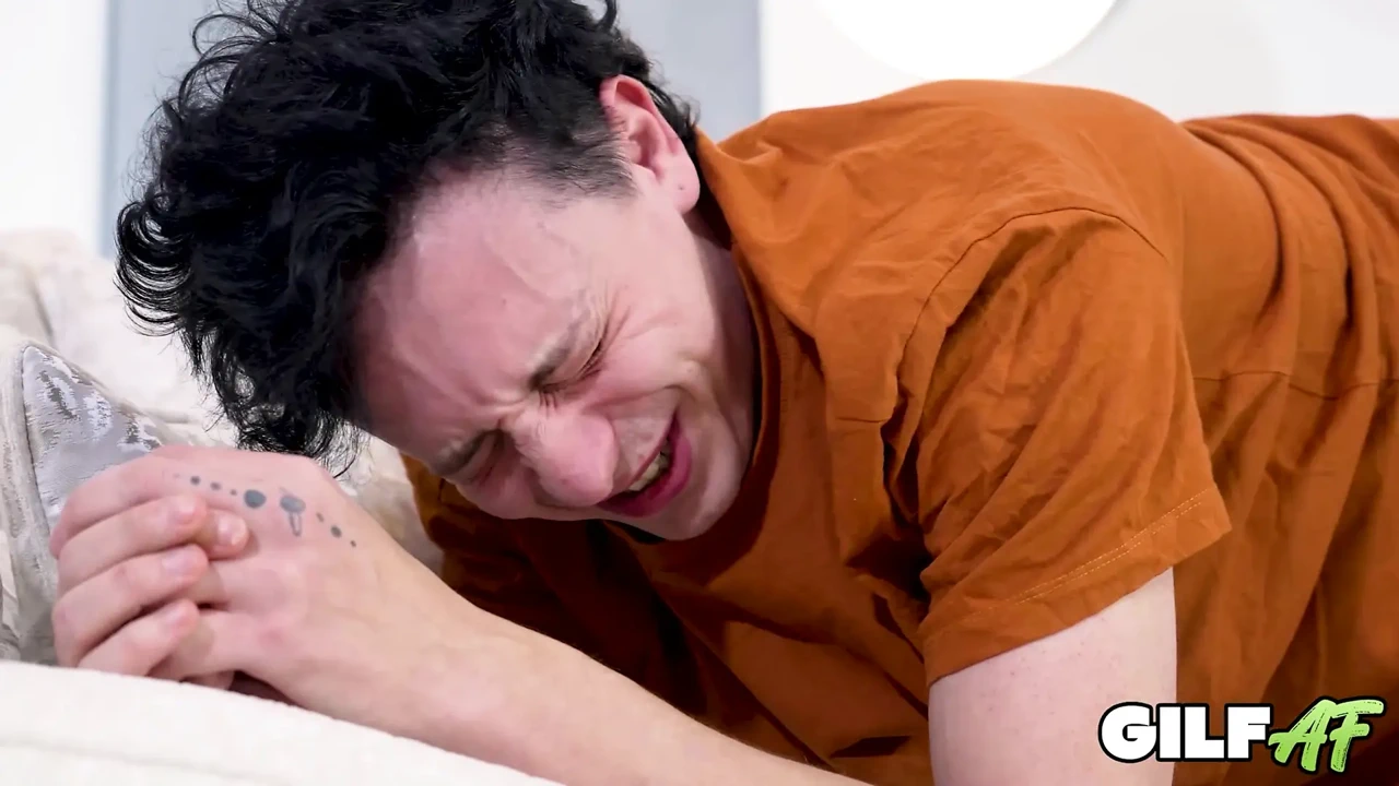 Gilfaf - 奶奶Claire Knight打屁股自慰小伙子并狠狠地骑乘他