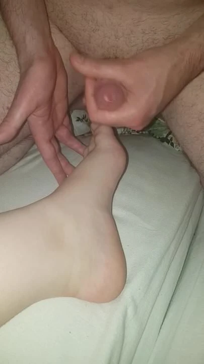 Auf die Fuesse wichsen - Cum on feet 2 of 2