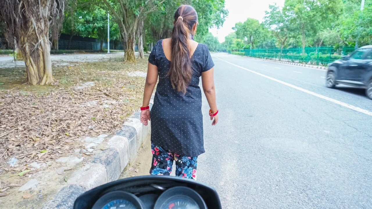 Desi prostitute- (Dhandhe wali) bhabhi dealing for Fuck with Client on road, she fucked by him in Doggystyle with HINDI Audio.