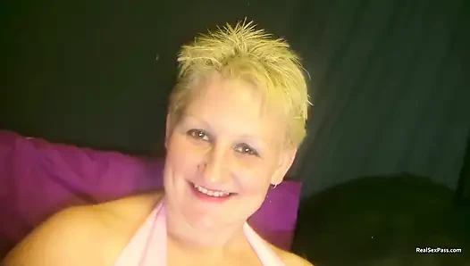 Домохозяйка с короткой стрижкой мастурбирует себя игрушкой, выжимая молоко из ее сосков