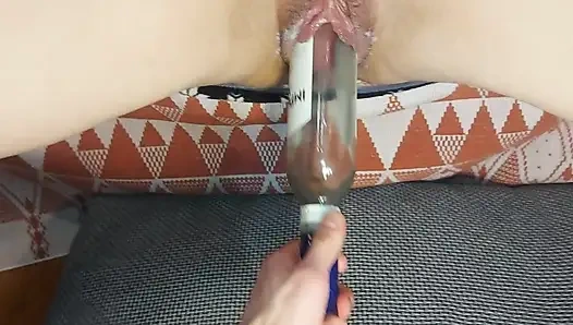 Огромные бутылки в киске, засовытые как можно глубже. Вагинальная охуе