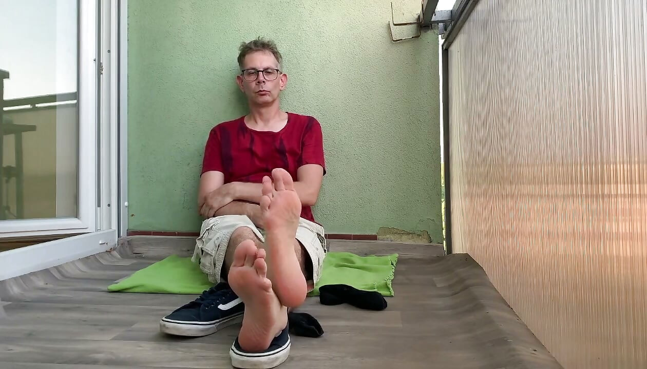 Pokaz stóp (buty i skarpetki zdejmuje wyraźne wideo NOn)