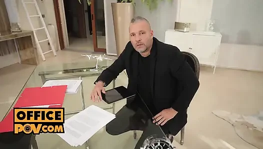 Bakış açısı - amcık cezalandırılan ofis bebeği Cherry Kiss sikini götüne sokuyor