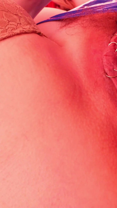Fesselnder moment von "gepiercte muschi-Verführerin: Kurvige MILF neckt & orgasmus, Porno-sexvideo in halterlosen stiefeln & PVC-fetisch"