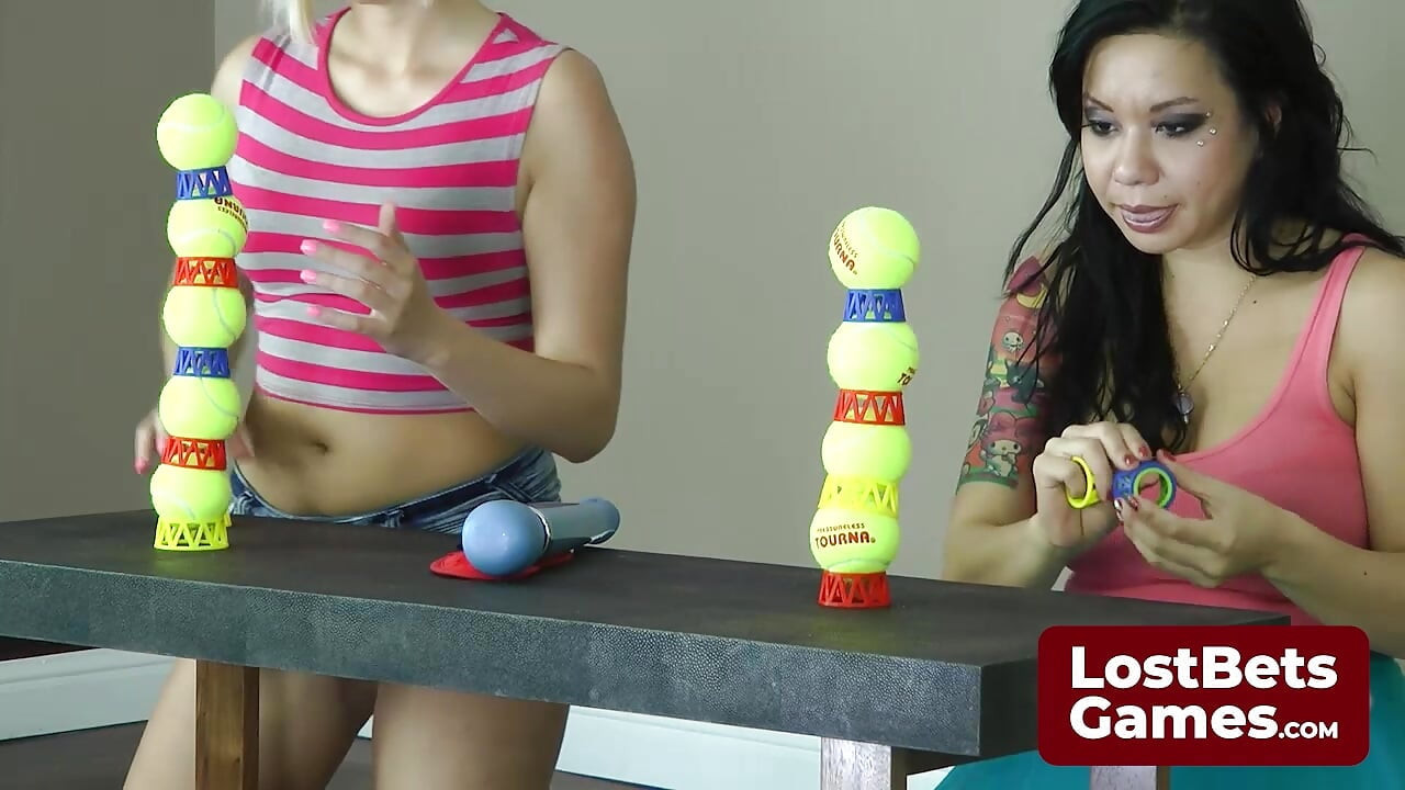 Kate och Kimmy dyker in i ett lekfullt spel av Strip Ballstaks