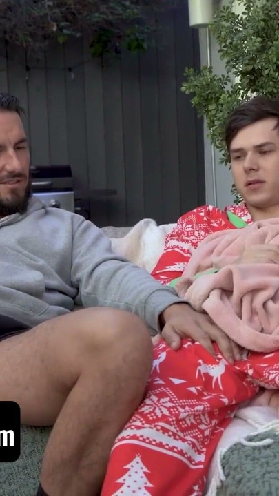 Üvey baba Derek Allen üvey oğlunu Dakota Lovell mastürbasyon yaparken yakaladı - familydick | Klip 1