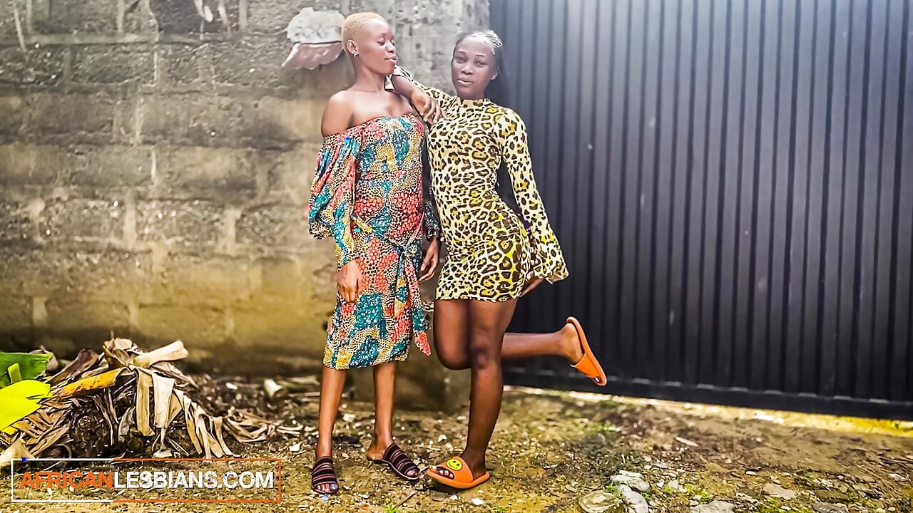 Amateur Ebony Lesbians Fingering Tight Pussy After Outdoor Stroll
