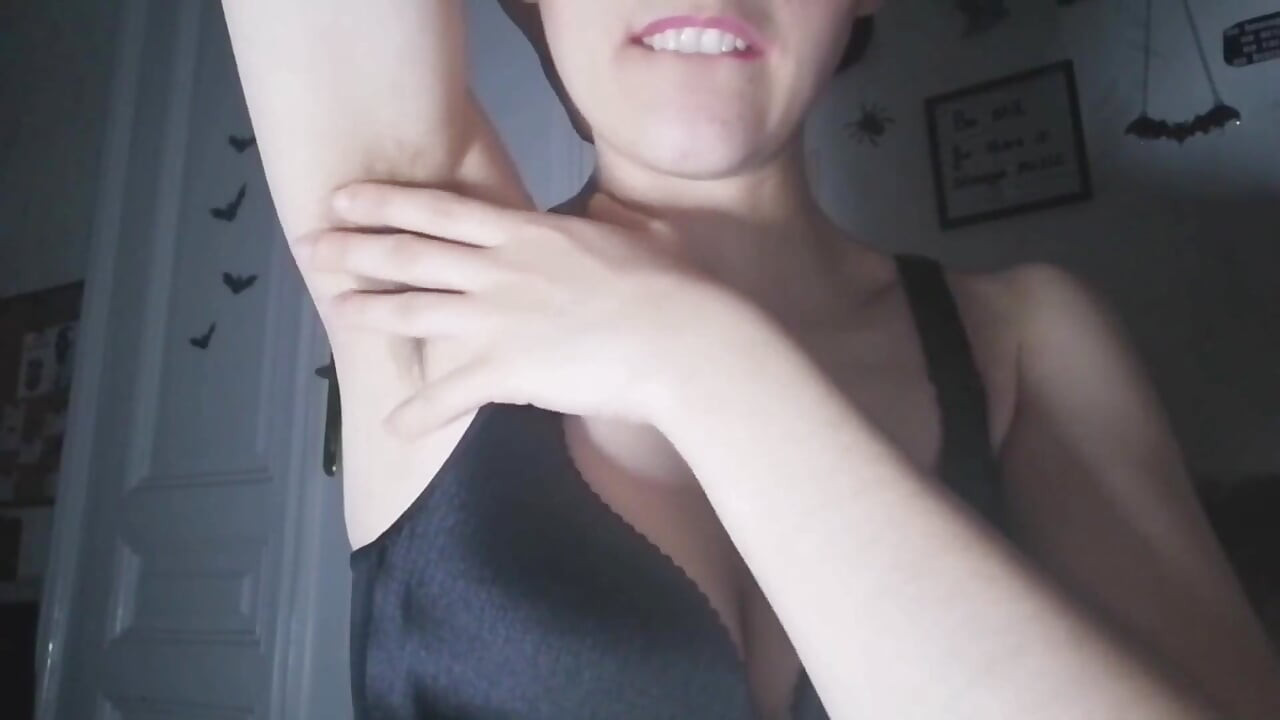 Smell Goddess'ın kıllı koltuk altlarını kokla