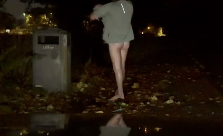 Al mijn kleren langzaam in het openbaar aan de kant van de weg uittrekken