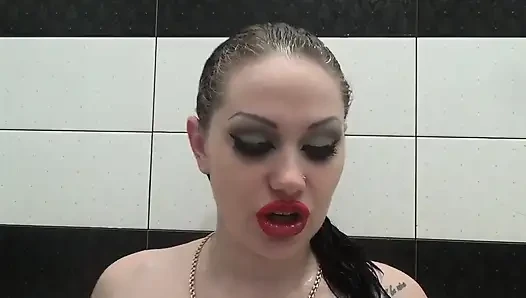 Mencuci rambut dan menyikat rambut basah dengan riasan seksi