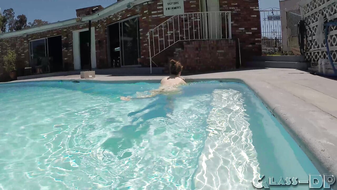 Salope bien roulée qui aspire ma semence au bord de la piscine