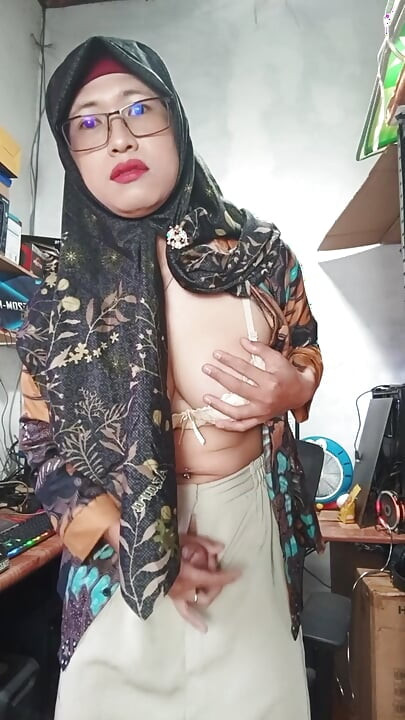 Peituda hijab ts se masturba até ela gozar