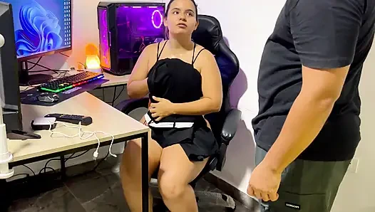 Evli kadın kocasını iş yerinde patronuyla aldatıyor