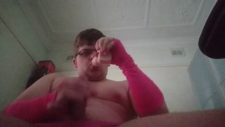 Chupando consolador mientras se masturba con calentadores de brazos rosas
