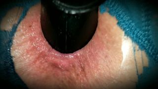 Puxando meu plug anal para um enorme peido de gozada interna