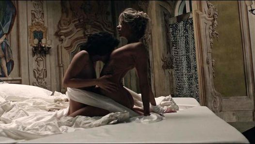 Analeigh Tipton在“丑闻星球”上的裸体女同性爱场景