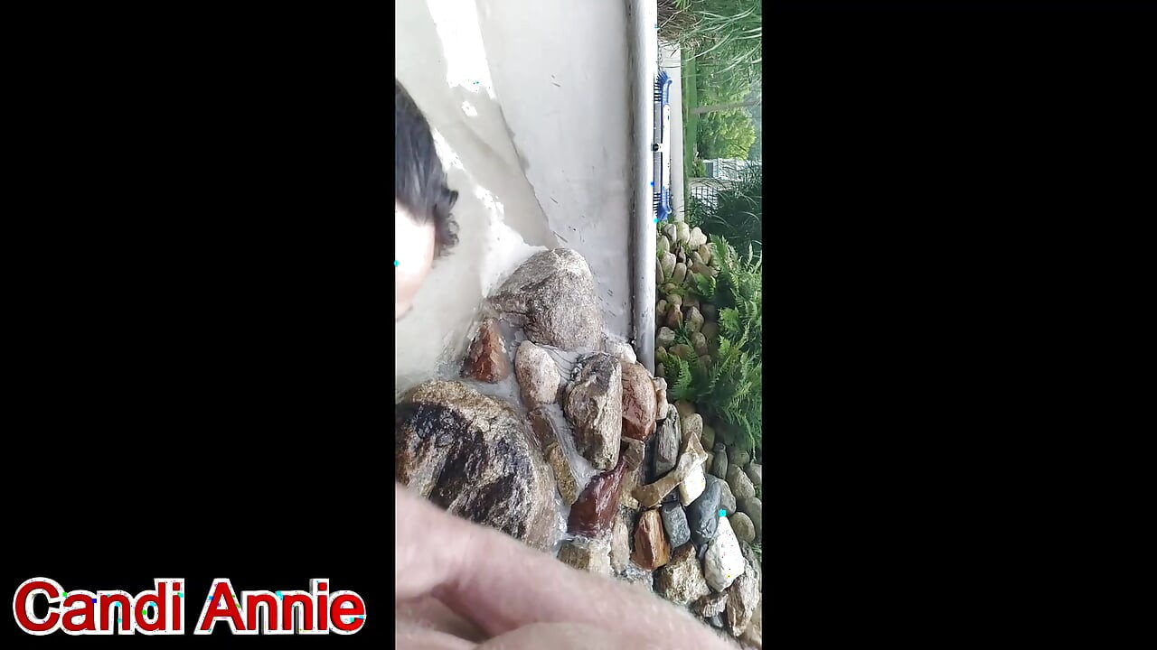 Candi Annie, amante de la leche, traga una carga de en un jacuzzi