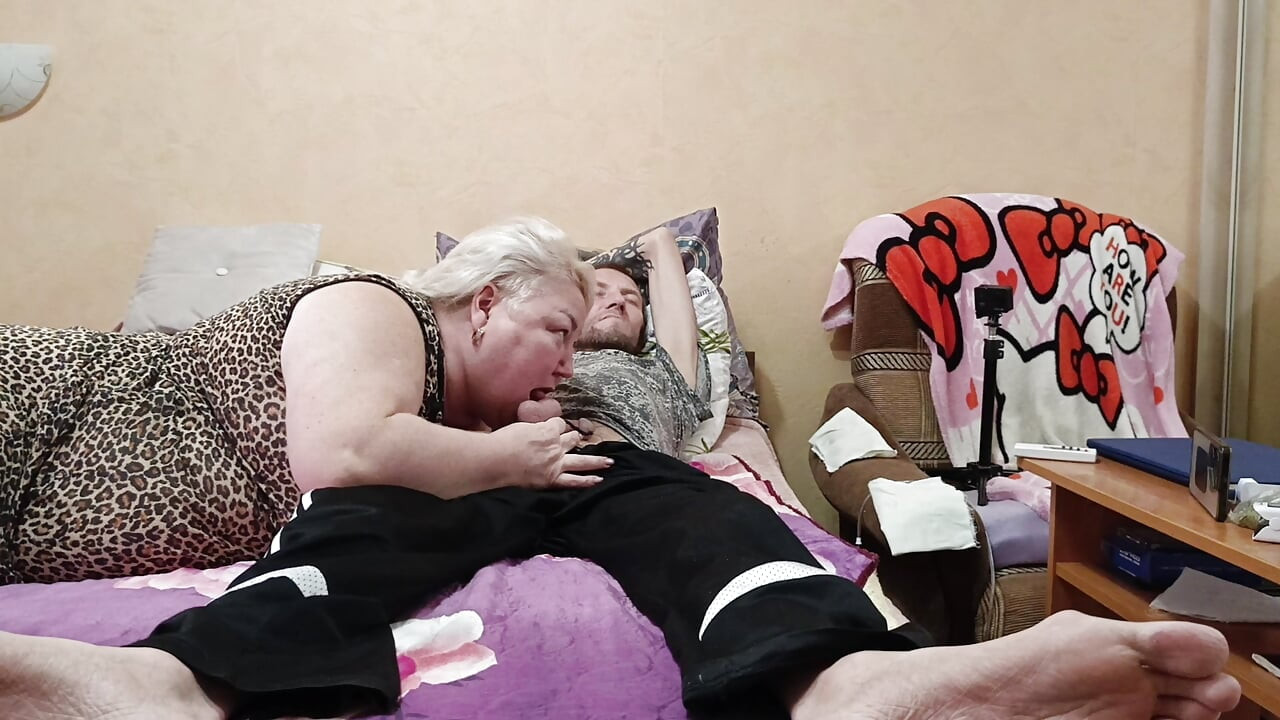 Unerwarteter tiefer blowjob von stiefmutter mit sperma im mund und schlucken