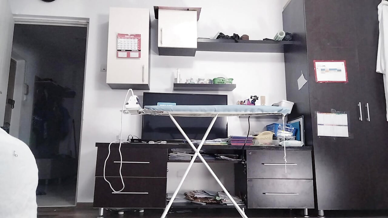 Morena sexy fazendo tarefas nuas pela casa