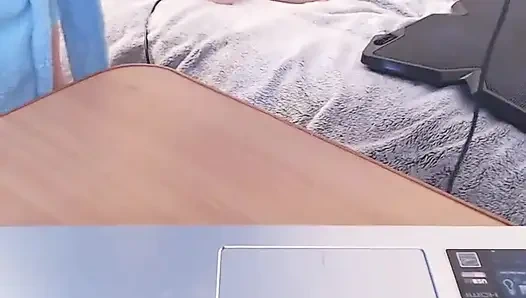 Niemand ist zu hause, also masturbiere ich mit einer wurst