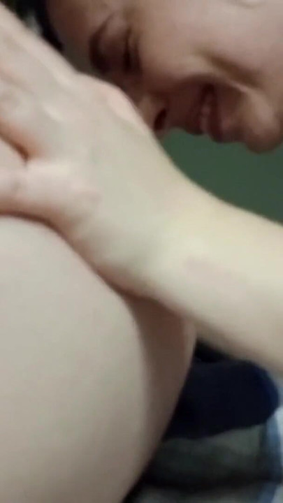 Esta milf peituda com tesão vai chupar todos os sucos de você | Clipe 2