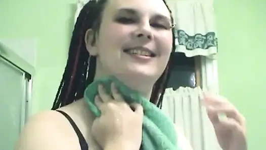 İri göğüslü dövmeli iri güzel kadın yarağa biniyor ve sonra boşalıyor