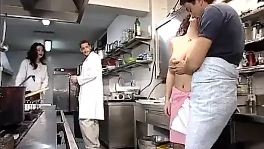 Jessica Rizzo yaramaz bir doktor olarak iki sahnede
