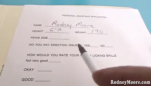 Azgın orta yaşlı seksi kadın yönetici masada sikiliyor