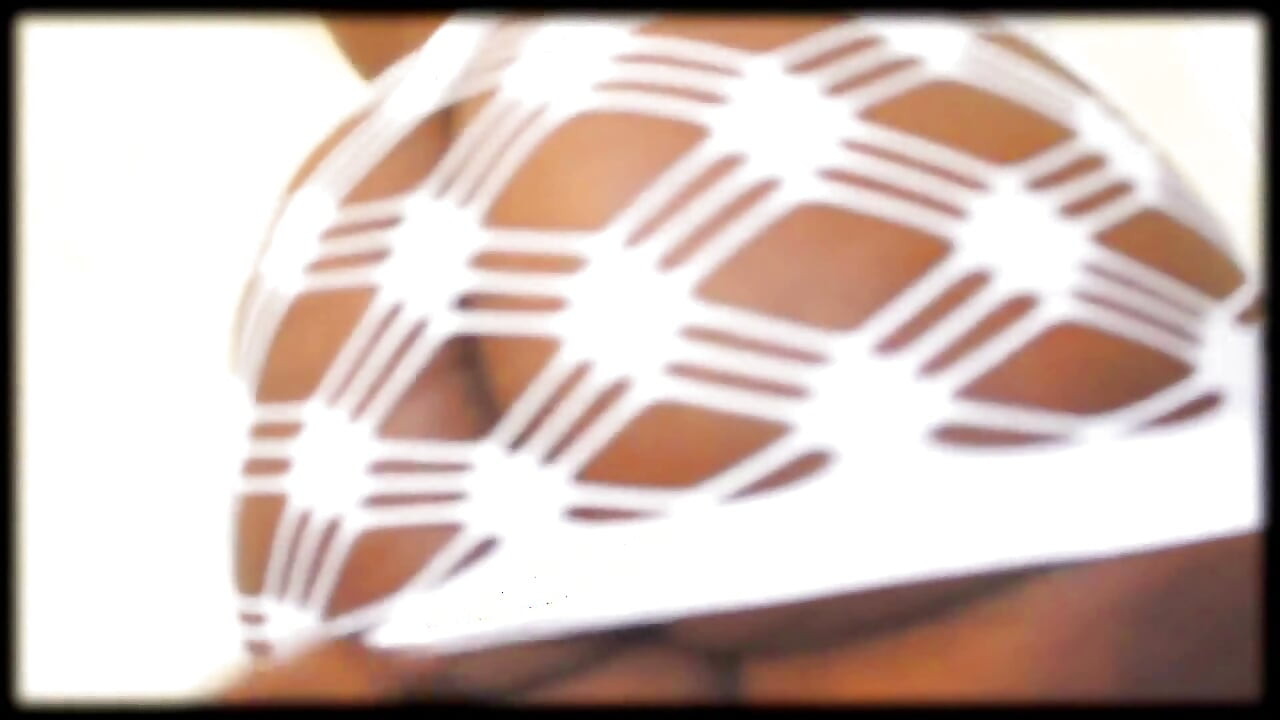 팬시 더티 다이애나는 태양 모자와 함께 모든 흰색에 진짜 보짓물 찾고