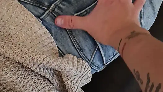 Nahaufnahme arschmassage und muschi fingern in jeans