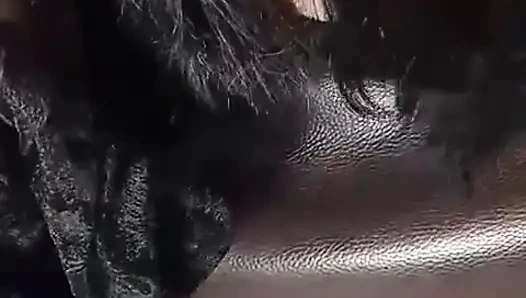 Kamera mengarah ke wajahnya Anda melihat bagaimana wanita dewasa ini bereaksi saat disetubuhi