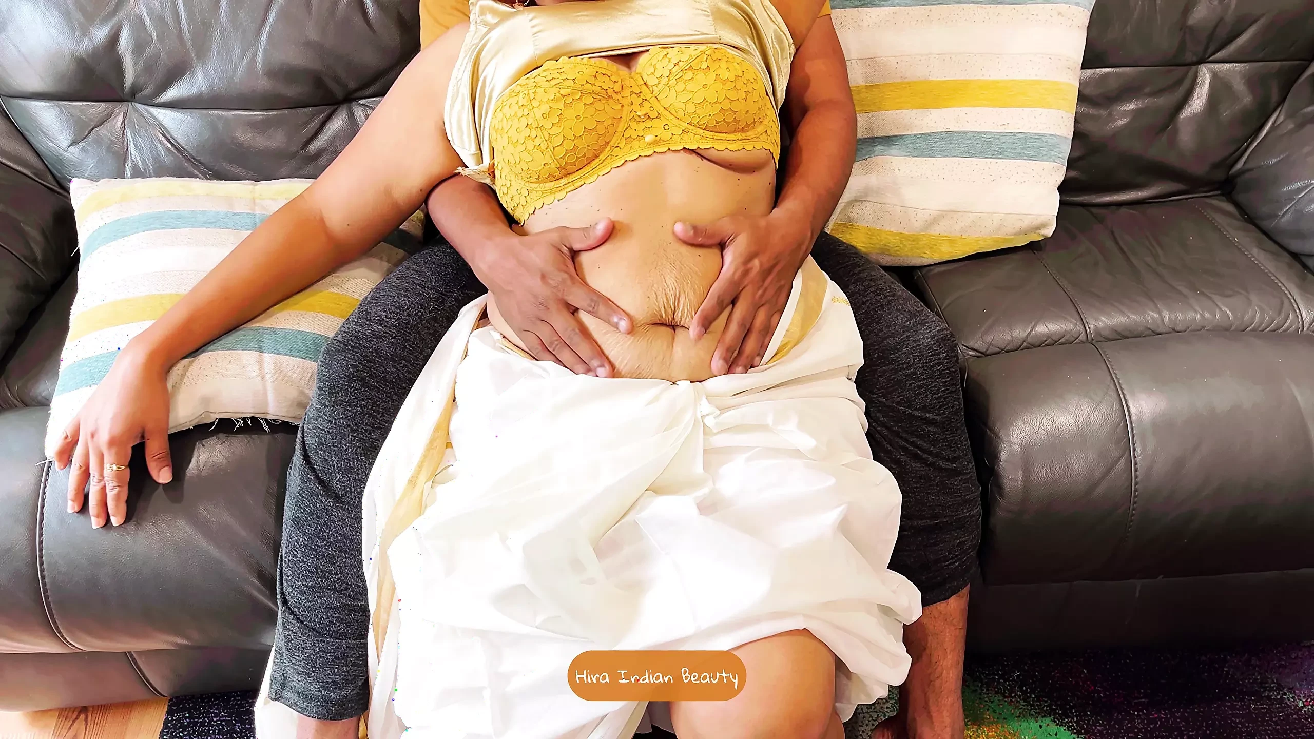 Mallu en sari Kasavu disfrutado por su hijastro - el romance de sari más caliente - fuertes gemidos