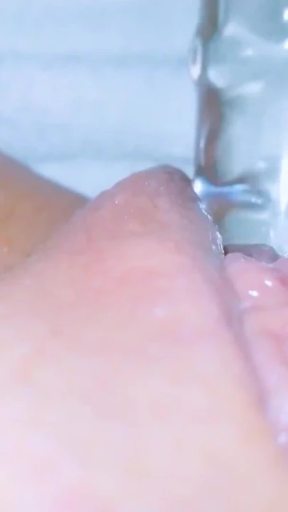 "Uso un consolador de vidrio para mi primer chorro de coño"