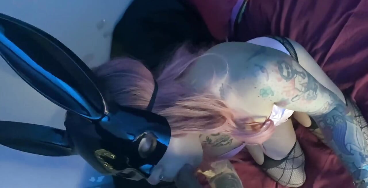 उसने बनी तंग गांड को मुक्का मारा, गले में गहरे लंड लेना और चूत में वीर्य