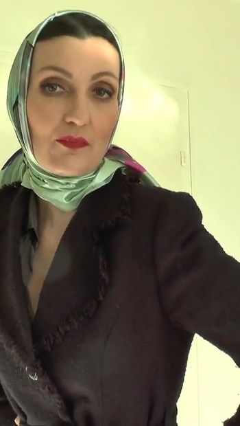 Lady Victoria Valente Showed Elegant Satin Headscarves Scarf Queen