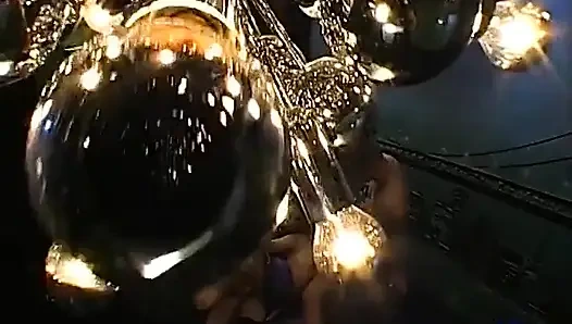 Возбужденная азиатка с Dd сиськами сквиртует ее киску в неоновой ванной!