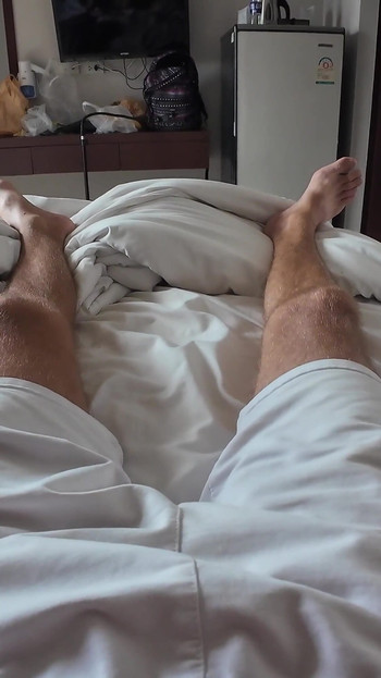 Tôi bắt đầu chơi với con cặc của mình, cô ấy không thể cưỡng lại, nắm lấy nó và bắt đầu bú!