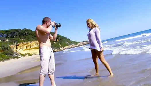 Cewek seksi rambut pirang dientot di pantai