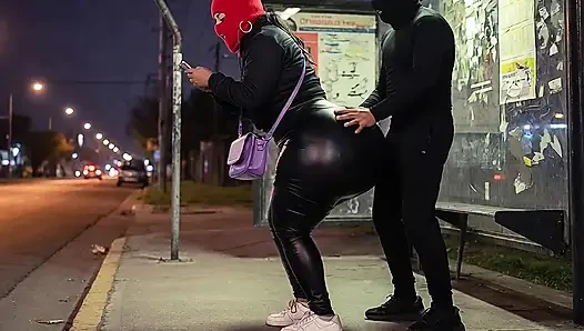 Cewek semok latina dengan celana kulit ketat lagi bugil di balik celana dalam thong kulit hitamnya