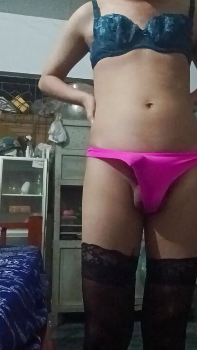 Young men wear underwear, bras, lace socks, and 6cm high heels to masturbate