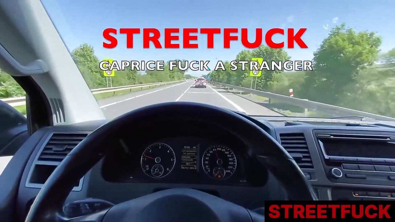 Micuța Caprice futută în stradă se fute cu un străin