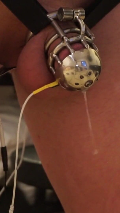 Zapanjujući trenutak iz filma "Femboy in Chastity & Estim - Fucking machine"