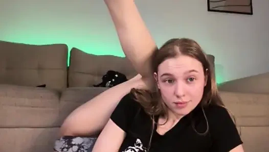 Jucielussie жестко трахает пальцами анал и киску