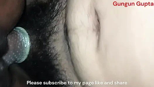 Stiefmutter teilt das bett mit ihrem stiefsohn und lässt stiefsohn sie ficken