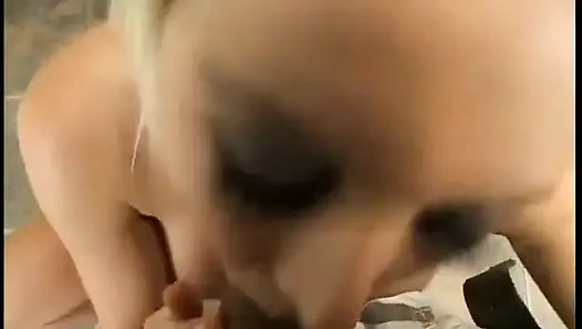 Harika memeli sarışın emme becerilerini gösteriyor ve dölleniyor