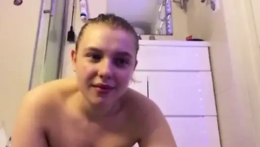 Double penetrating and squirting on cam