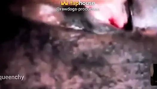Любовник в отношениях на расстоянии занимаются любовью на камеру, и оба они кончают и получают удовлетворение