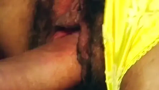 Cewek hot rambut cokelat dengan celana dalam kuning ini dientot habis-habisan di meja biliar