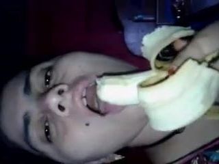 Monica Bhavi esfregando banana